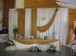Das Brautpaartisch wurde hier direkt neben der Bühne aufgebaut, gehört aber nicht zur Halle dazu. 